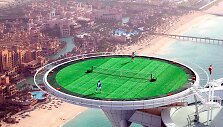 Auk&scaron;čiausias pasaulyje teniso kortas yra įrengtas Dubajuje