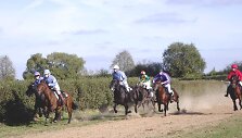 Sporto mėgėjus sutraukė Rie&scaron;ėje vykusios žirgų lenktynės. Martynos Navarackaitės nuotr.
