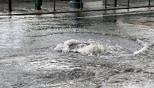 Vilniuje i&scaron; nuotekų &scaron;ulinio veržiasi vanduo