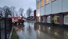 Ugniagesių pagalbos &scaron;ią savaitę prireikė Kartenos mokyklai daugiafunkciniam centrui, kur potvynio vanduo pateko į valgyklą.
