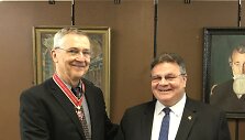 Ministras įteikė Lietuvos diplomatijos žvaigždę dr. Jonui Daugirdui.
