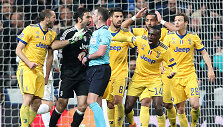 &bdquo;Juventus&ldquo; žaidėjai apsupo teisėją M.Oliverį per Čempionų lygos rungtynes su Madrido &bdquo;Real&ldquo;.