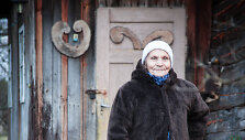 Aldona Ilickienė i&scaron; Mančiagirės kaimo pina &scaron;iaudinius sodus 