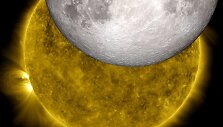 Unikalus Saulės užtemimo kadras. Taip &scaron;į astronominį įvykį matė NASA zondas SDO. Į iliustraciją įkomponuotas ir kito NASA zondo LRO Mėnulio pavir&scaron;iaus vaizdas.
