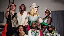 Madonna su visais 6 savo vaikais