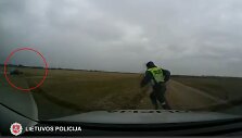 Gaudynių akimirka: baloje užklimpusį bėglį policininkas pasivijo bėgte.