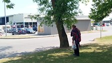 Apie &scaron;į jauną benamį vaikiną kėdainiečiai kalba ir gatvėje, ir socialiniuose tinkluose. Vieni ant jo pyksta, kiti &ndash; gaili.