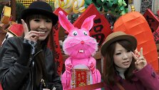 Prie&scaron; keliaudami į užsienį japonų turistai turės pasimokyti elgesio