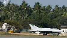 &Scaron;ri Lankos naikintuvas F-7 leidžiasi Bandaranaikės tarptautiniame oro uoste prie sostinės Kolombo po kovinio skrydžio prie&scaron; tamilų sukilėlius.