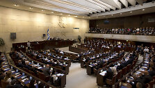 Izraelio parlamente &ndash; sąmy&scaron;is dėl deputatų padėjėjų aprangos