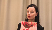 Agnė Kuzmickaitė rankose laiko žurnalą &bdquo;Vogue Portugal&ldquo;