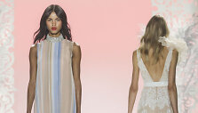 &bdquo;Badgley Mischka&ldquo; 2020 m. pavasario ir vasaros kolekcijos modelis