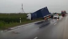Vilkikas i&scaron; Latvijos atsidūrė &bdquo;Via Balticos&ldquo; griovyje