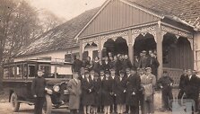 Medžio drožiniais puo&scaron;tame Kvieti&scaron;kio dvare 1926 metais buvo įkurta Žamės ūkio mokykla