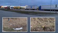 Vilkikų vairuotojai &scaron;alia Panevėžio &bdquo;DEPO&ldquo; parduotuvės nesidrovėdami &scaron;iuk&scaron;lina