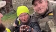 Senolė Ukrainos kariams įteikė slėptą juostą su &scaron;oviniais.