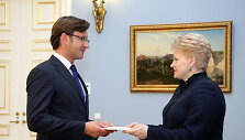 Prezidentė įteikė skiriamuosius ra&scaron;tus Lietuvos ambasadoriui Belgijoje Gediminui Varvuoliui