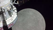 &Scaron;ioje nuotraukoje, kurią &scaron;e&scaron;tąją misijos &bdquo;Artemis I&ldquo; dieną padarė kamera, esanti ant vieno i&scaron; &bdquo;Orion&ldquo; saulės baterijų antgalio, matoma Mėnulio tolimosios pusės dalis 130 km. atstumu nuo pavir&scaron;iaus.
