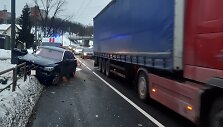 Kaune girto vyro nesuvaldytas BMW rėžėsi į atitvarus