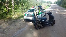 Sprukusį mopedo vairuotoją policininkai vijosi bėgdami