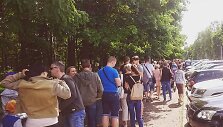 Žmonių eilės prie Kauno zoologijos sodo