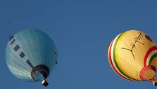 Daivos Rakauskaitės balionas (kairėje)