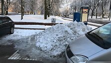 Aik&scaron;telę po Klaipėdos rotu&scaron;ės langais valę darbininkai sniego kalnu užvertė vietą neįgaliųjų automobiliui.