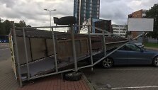 Stiprus vėjas Vakarų Lietuvos gyventojams prikrėtė eibių.