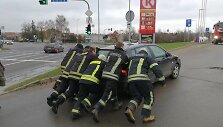 Į pagalbą atlėkę ugniagesiai