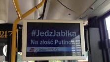 Socialinės kampanijos &bdquo;Valgyk obuolius ir suerzink Putiną&ldquo; reklama Var&scaron;uvos vie&scaron;ajame transporte
