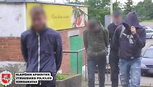 Susemti prekybos centrą susprogdinti grasinę jaunuoliai
