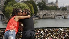 Įsimylėjeliai ant &bdquo;Pont des Arts&ldquo; tilto