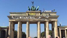 Berlyne antiislami&scaron;ki protestuotojai užsilipo ant Brandenburgo vartų