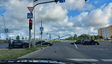 Avarijos metu neblaivus "Opel" vairuotojas rėžėsi į BMW. &Scaron;is rėžėsi į stulpą.