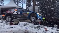 Eyvindas Brynidsenas su &bdquo;Ford Fiesta R5&ldquo; nu&scaron;oko nuo tramplino 45 metrus. 