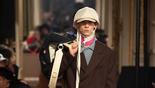 &bdquo;Raf Simons&ldquo; 2019&ndash;2020 m. rudens ir žiemos kolekcijos modelis