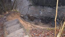 Į upę nuslinko dalis atodangos