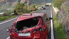 Tenerifėje didžiuliai rieduliai apgadino automobilius. 