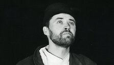 Akt. Vytautas &Scaron;apranauskas (Chloinė-Genechas) spektaklyje &bdquo;Nusi&scaron;ypsok mums, Vie&scaron;patie&ldquo;.