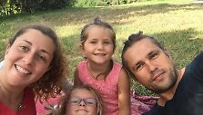 Andrius Pojavis su žmona Isabella ir dukromis Alisa ir Amelija