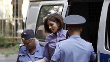Nadežda Tolokonnikova lydima į teismą