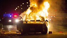 Protestuotojų padegtas automobilis Milvokyje