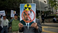 Protestuotojas Seule laiko plakatą su &Scaron;iaurės Korėjos lyderio Kim Jong Uno atvaizdu