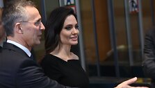 Jensas Stoltenbergas ir Angelina Jolie 