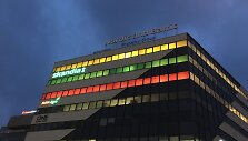 Kovo 11-osios proga verslo centras Vilniuje pasipuo&scaron;ė giganti&scaron;ka trispalve.