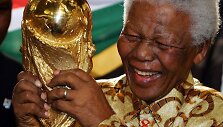 Nelsonas Mandela laiko FIFA Pasaulio futbolo taurės trofėjų (2010 m.)