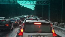 Klaipėdiečiai &scaron;e&scaron;tadieno popietę traukė prie jūros. Gatvėse susidarė spūstys.