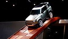 Frankfurto mugė: naujas &bdquo;Land Rover Defender&ldquo; &ndash; lyg i&scaron; filmo apie Džeimsą Bondą