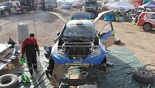 Mechanikai remontuoja &bdquo;SEAT Leon Dakar&ldquo; prie&scaron; 6 GR