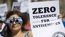 Prie&scaron; antisemitizmą protestuojanti moteris 
